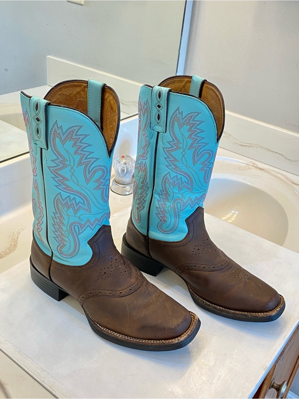 Justin Women’s bay Apache leather cowgirl boot size 8.5B good condition clean